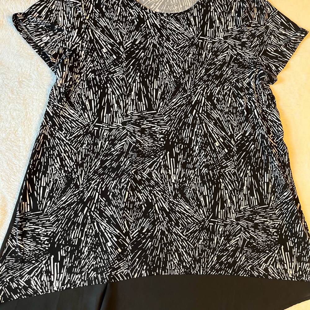 Vince Camuto Black & White Abstract Print Short Sleeve Top